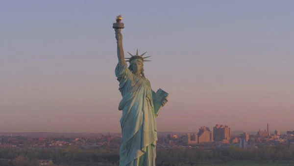 Nữ Thần Tự Do: Mẹ Của Những Người Tha Hương - Liberty: Mother of Exiles